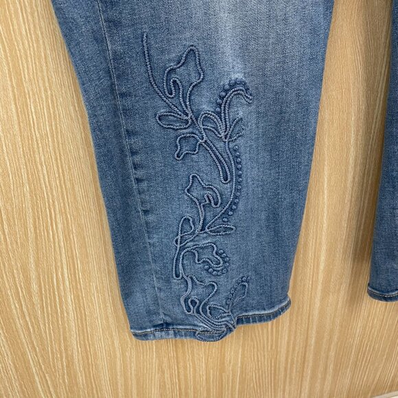 Chico's blue denim embroidered capris size 16 - Picture 2 of 5